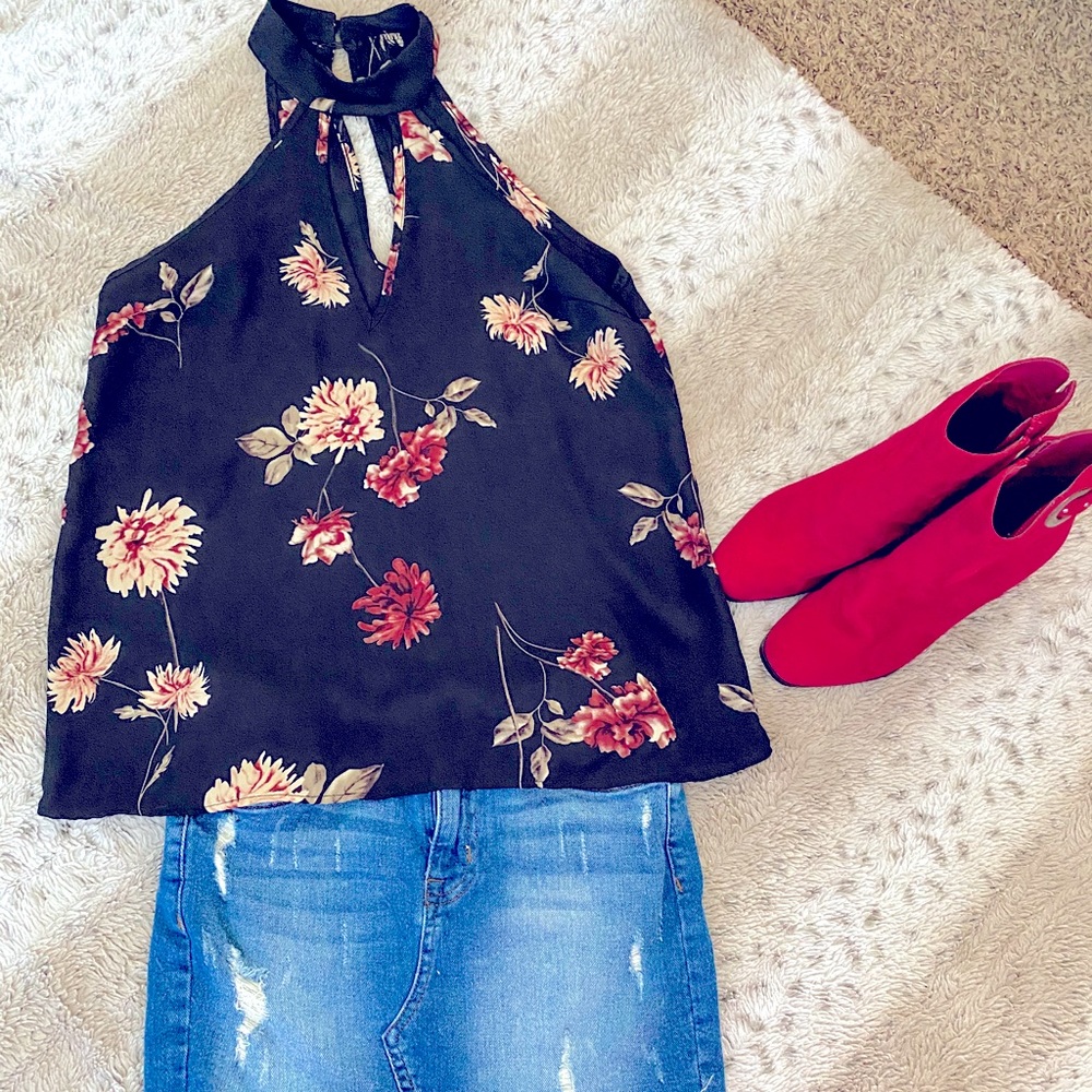 Sleevless black floral blouse